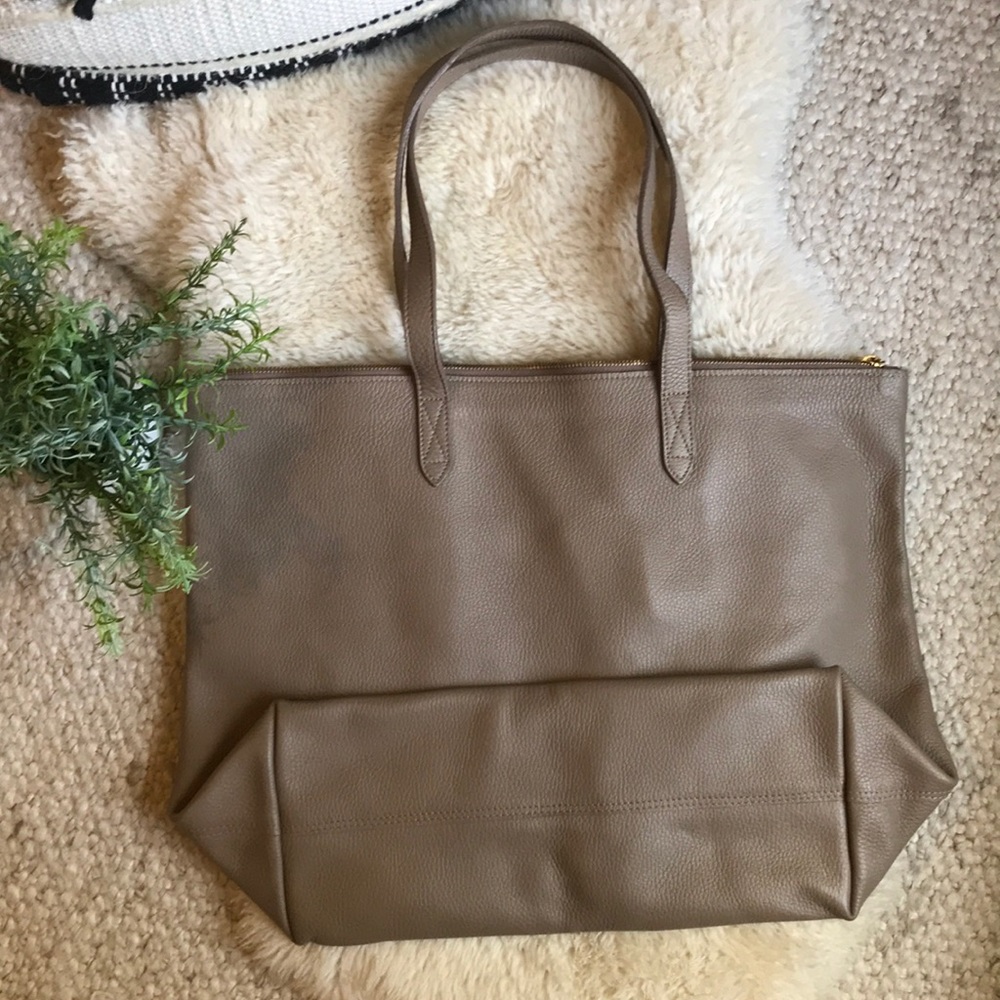 Cuyana large classic leather zipper tote purse.